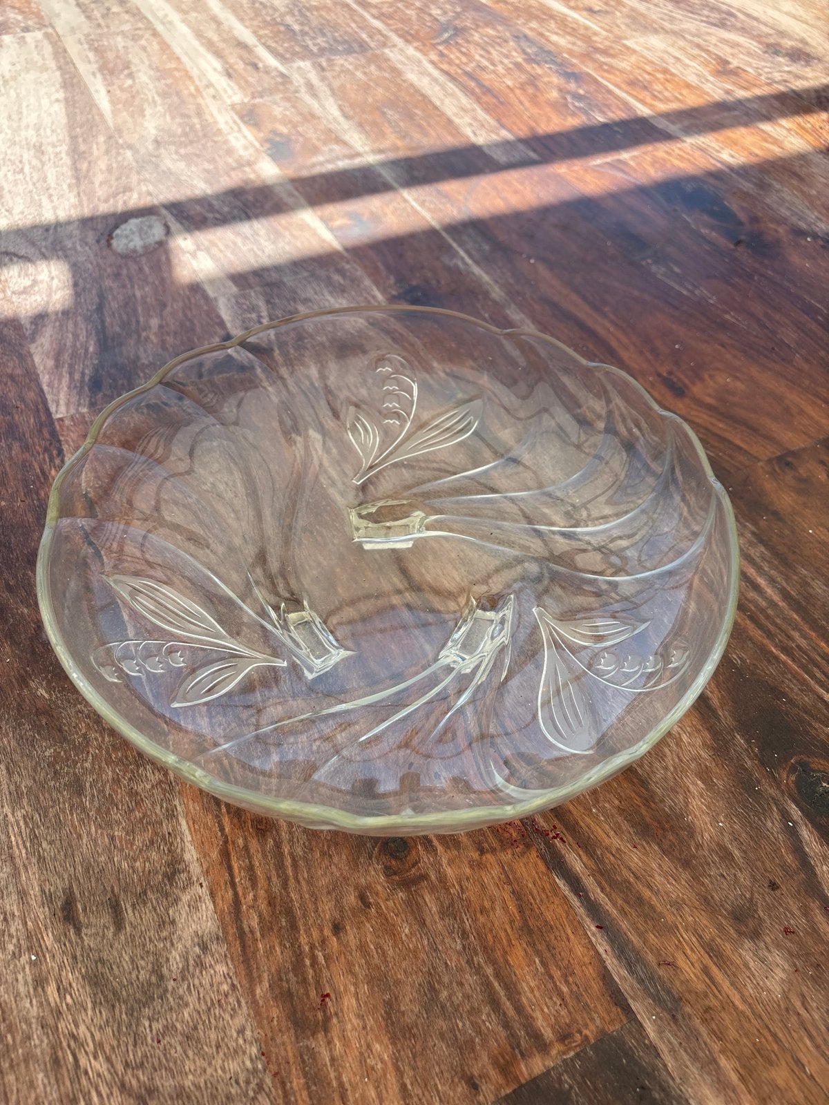 Glazen schaal met decoratief patroon en voetjes, Ophalen