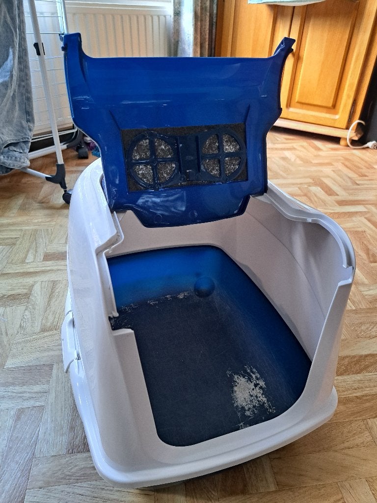 kattenbak wit blauw 49 cm bij 36 cm helaas met wat uitgebe, Dieren en Toebehoren, Ophalen, Gebruikt