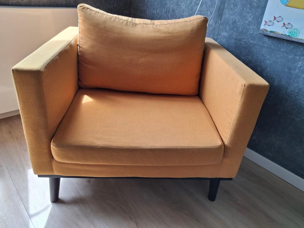 Comfortabele Okergele Fauteuil met twee bijpassende kussens, Huis en Inrichting, Fauteuils, Gebruikt, 75 tot 100 cm, Ophalen of Verzenden