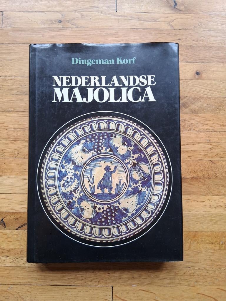 Nederlandse majolica geschiedenis ontwikkeling beschildering, Boeken, Ophalen of Verzenden, Zo goed als nieuw