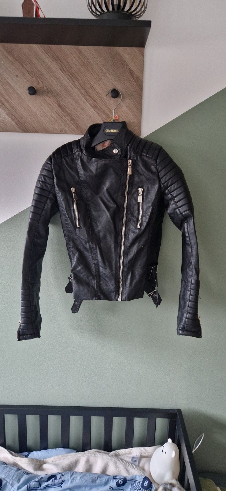 Zwart bikerjack (leren look) – maat S

Beschrijving:
Stoer z, Zwart, Ophalen of Verzenden, Zo goed als nieuw, Maat 36 (S)