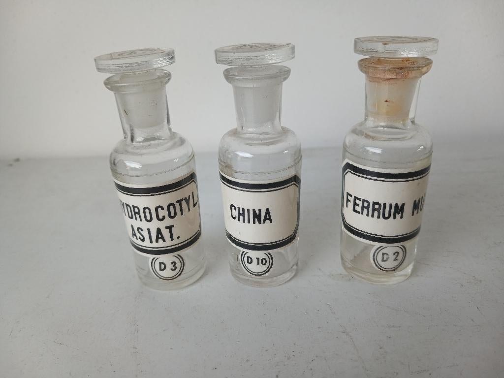 3 apothekersflesjes tbv, homeopathische globuli, Antiek en Kunst, Verzenden