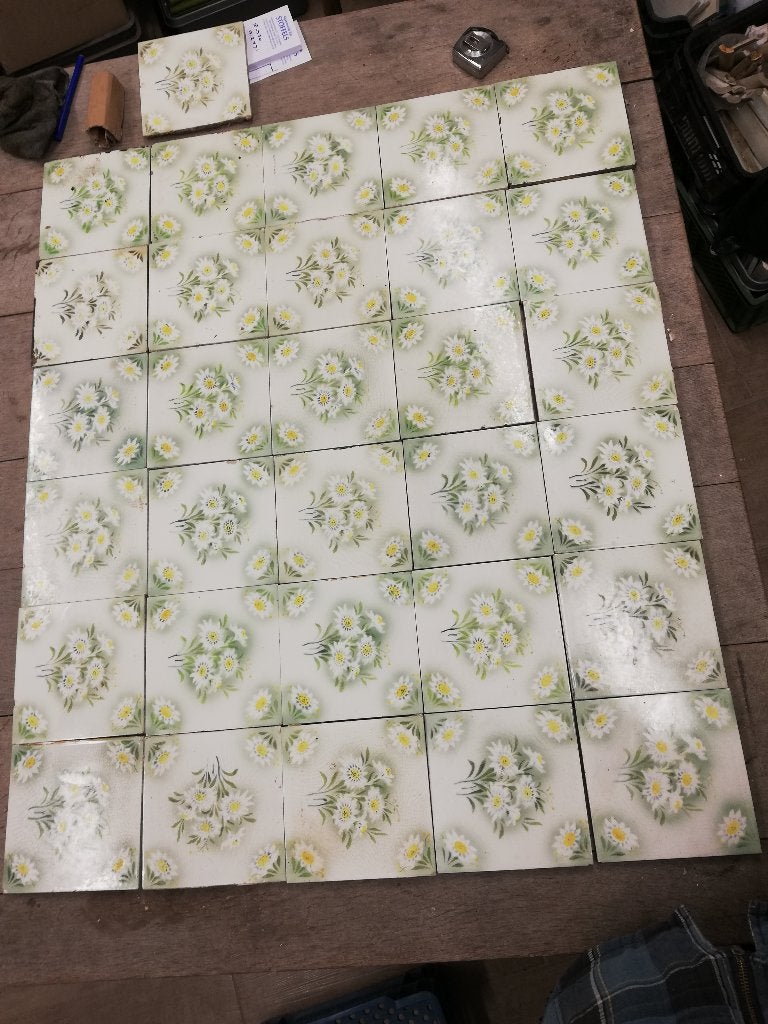 30 antieke wandtegels met fijne margrietjes, Ophalen