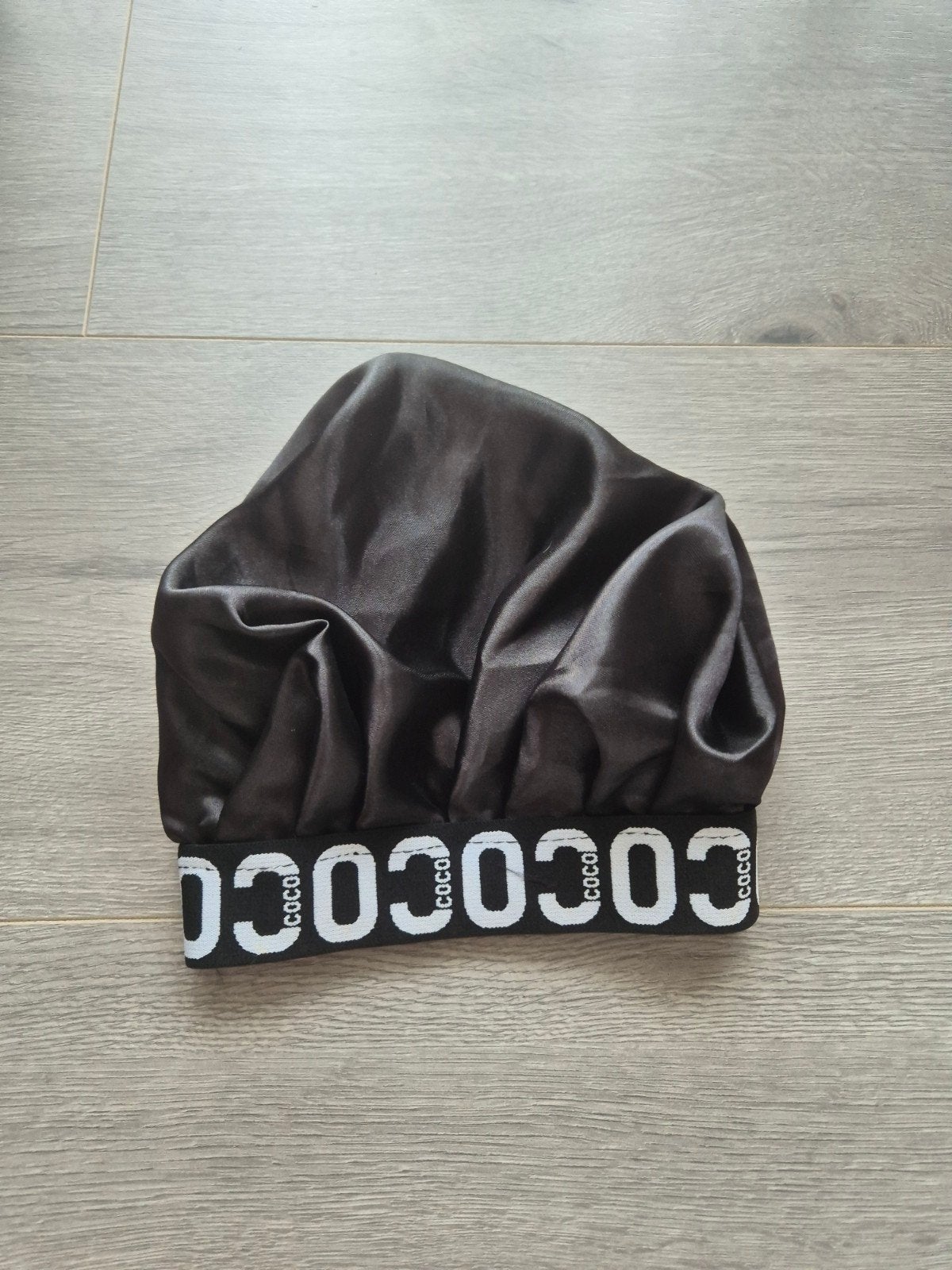 Zwarte Satijnen Bonnet / Slaapmuts met Elastische Band "COCO, Ophalen of Verzenden, Nieuw, Overige typen