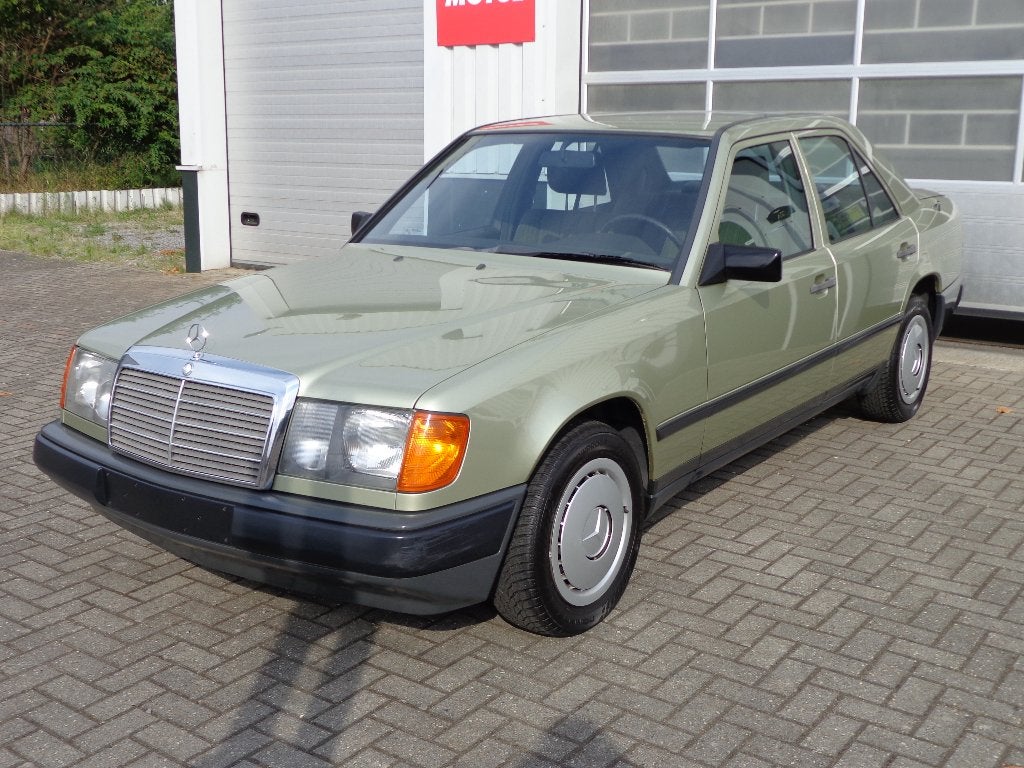 Mercedes E 200 1985 Smetteloze auto belastingvrij, Auto's, Oldtimers, Mercedes-Benz, Handgeschakeld, Sedan, 109 pk