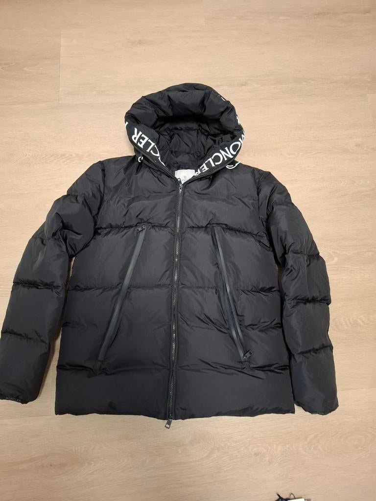 Moncler Zwarte Donsjas met Logo Capuchon, Ophalen of Verzenden, Zo goed als nieuw, Zwart