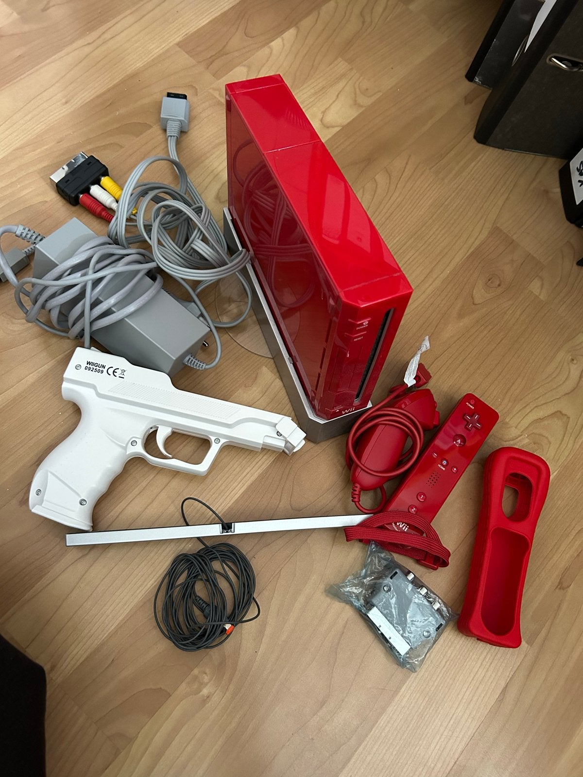 Rode Nintendo Wii met 6 spellen en accessoires, Verzenden, Gebruikt, Met 2 controllers, Met games