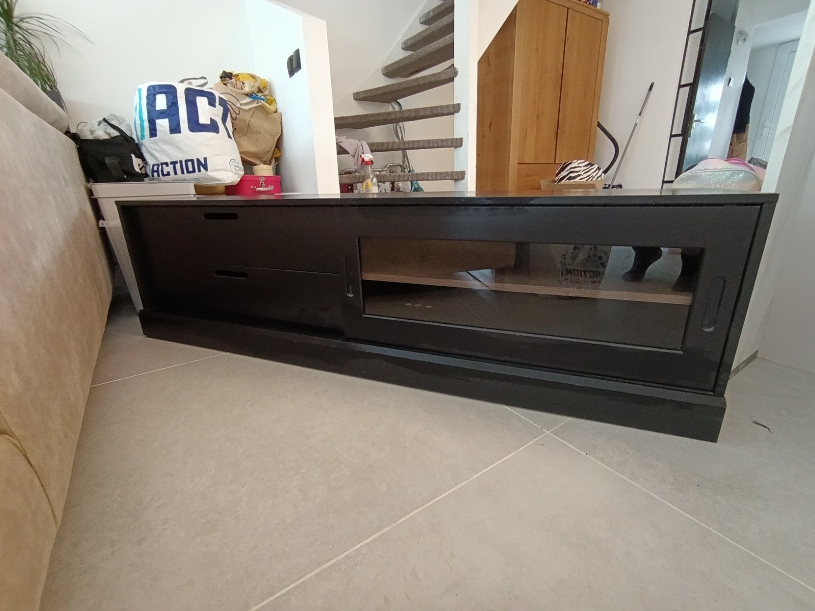 Zwart TV-meubel van Woood met lades en glazen schuifdeur, Ophalen, Gebruikt, Glas, 150 tot 200 cm