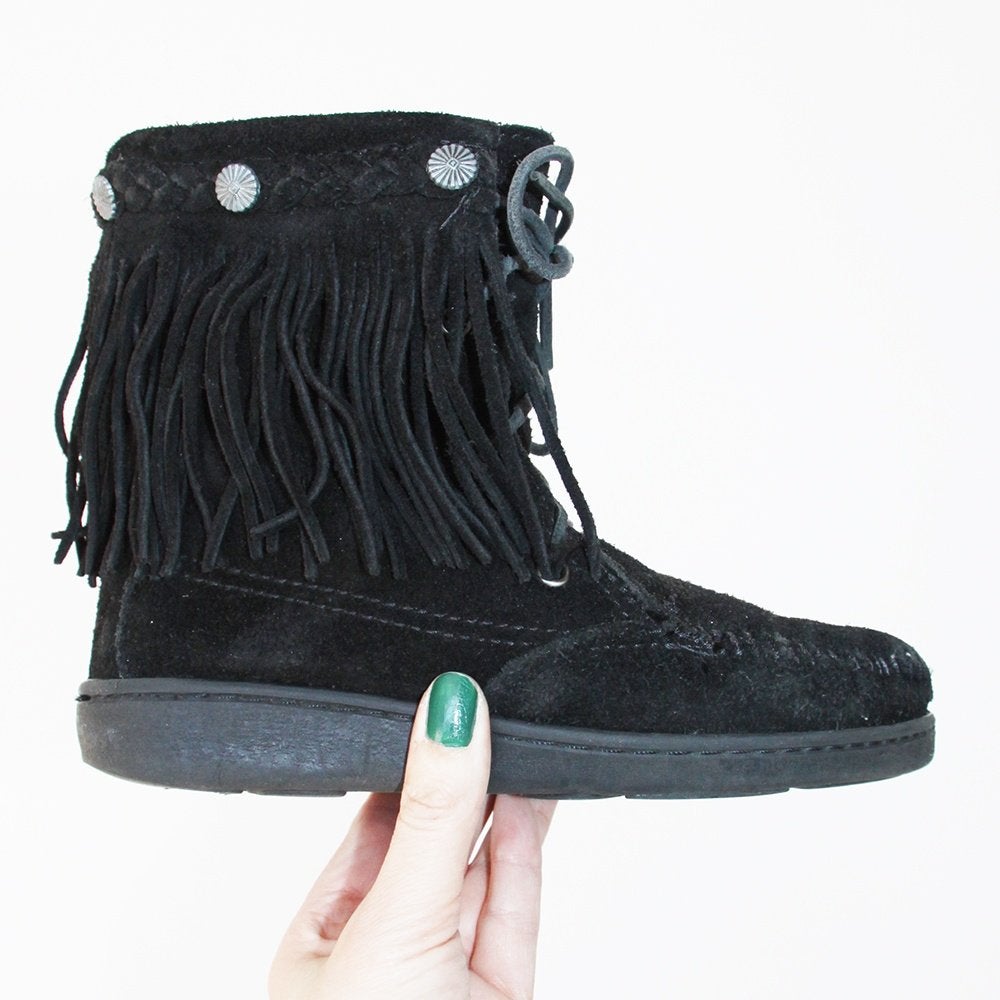 Suede Franje Minnetonka Laarsjes -s17 (Maat 6/39) € 45,-, Zwart, Lage of Enkellaarzen, Ophalen of Verzenden, Zo goed als nieuw