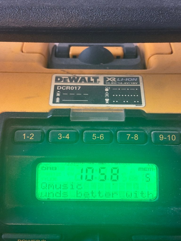 DAB DeWalt bouwradio inclusief 18V 4.0 AH accu, Ophalen, Gebruikt, Bouwradio