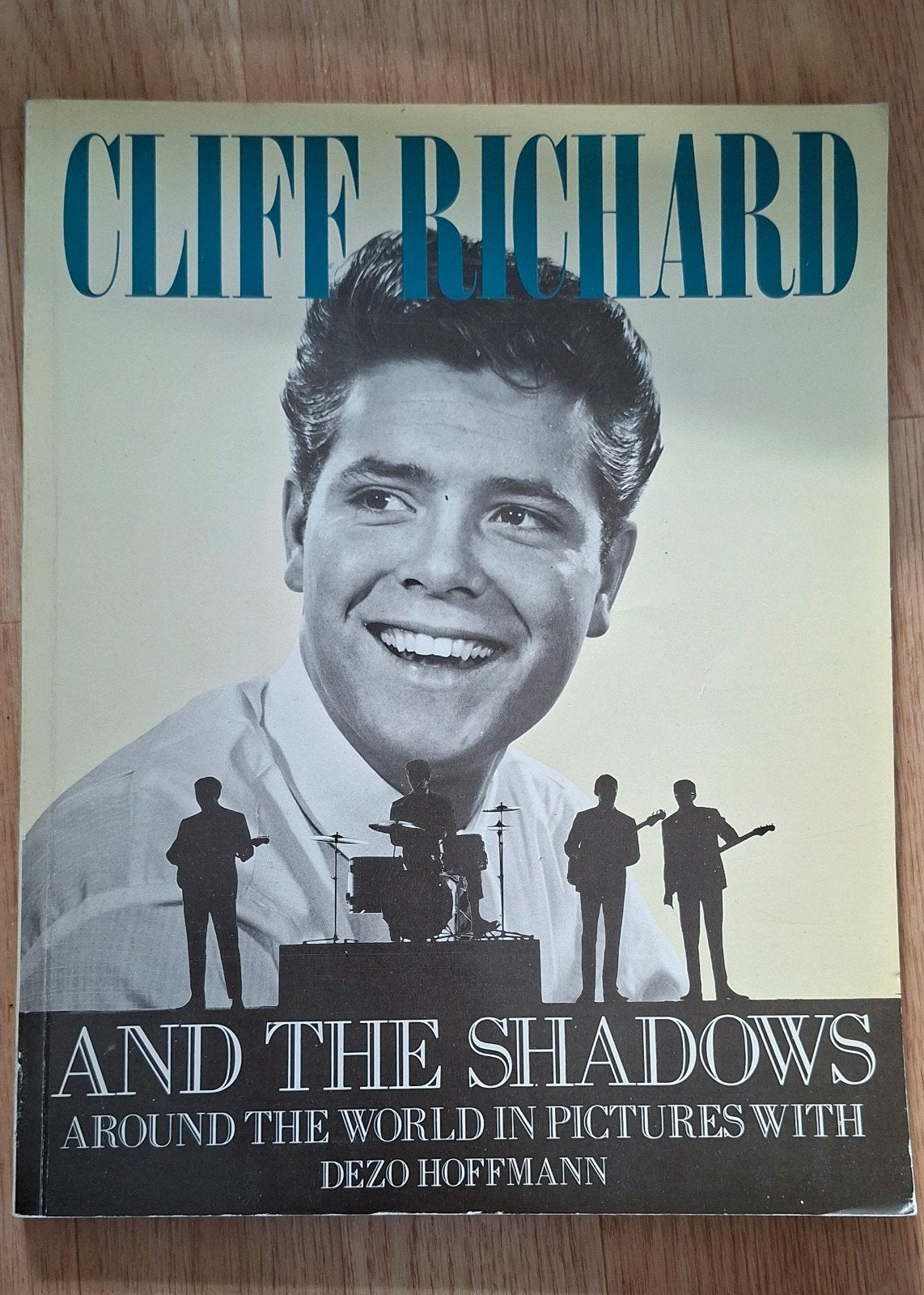 Boek Cliff Richard and The Shadows, Gelezen, Ophalen of Verzenden, Dezo Hoffmann, Media