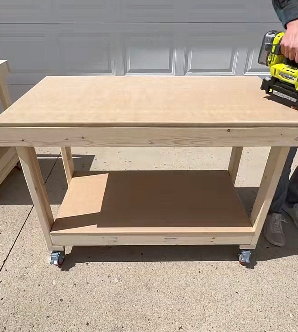 Stevige houten werktafel op wielen met multiplex blad, Ophalen, Nieuw, 120 tot 170 cm