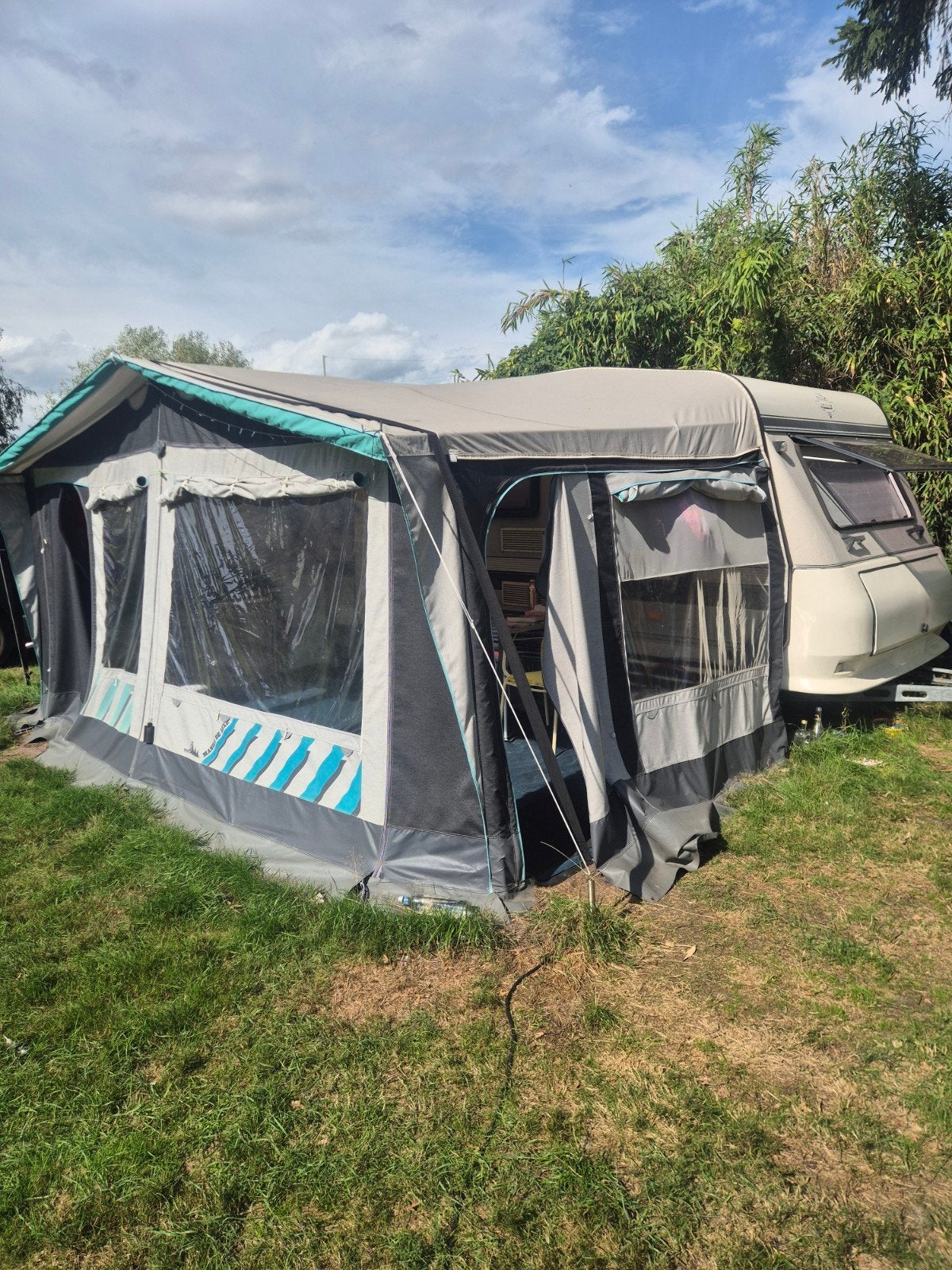 Hobby caravan met voortent - Ideaal voor vakantie!, Caravans en Kamperen, Vast bed, Hobby, Treinzit, Particulier