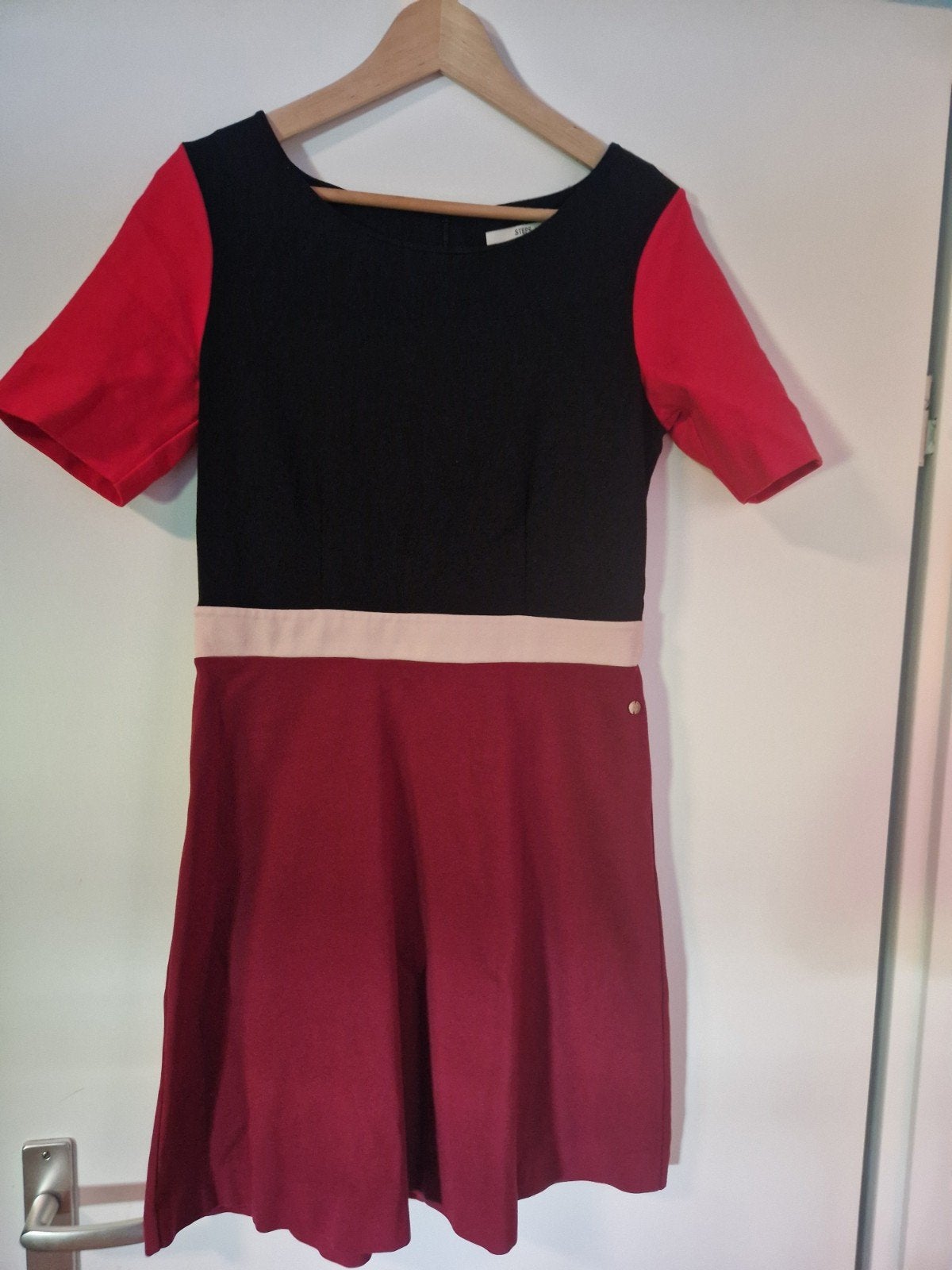 Steps jurk zwart, rood en beige, maat M, Maat 38/40 (M), Zwart, Ophalen of Verzenden, Zo goed als nieuw