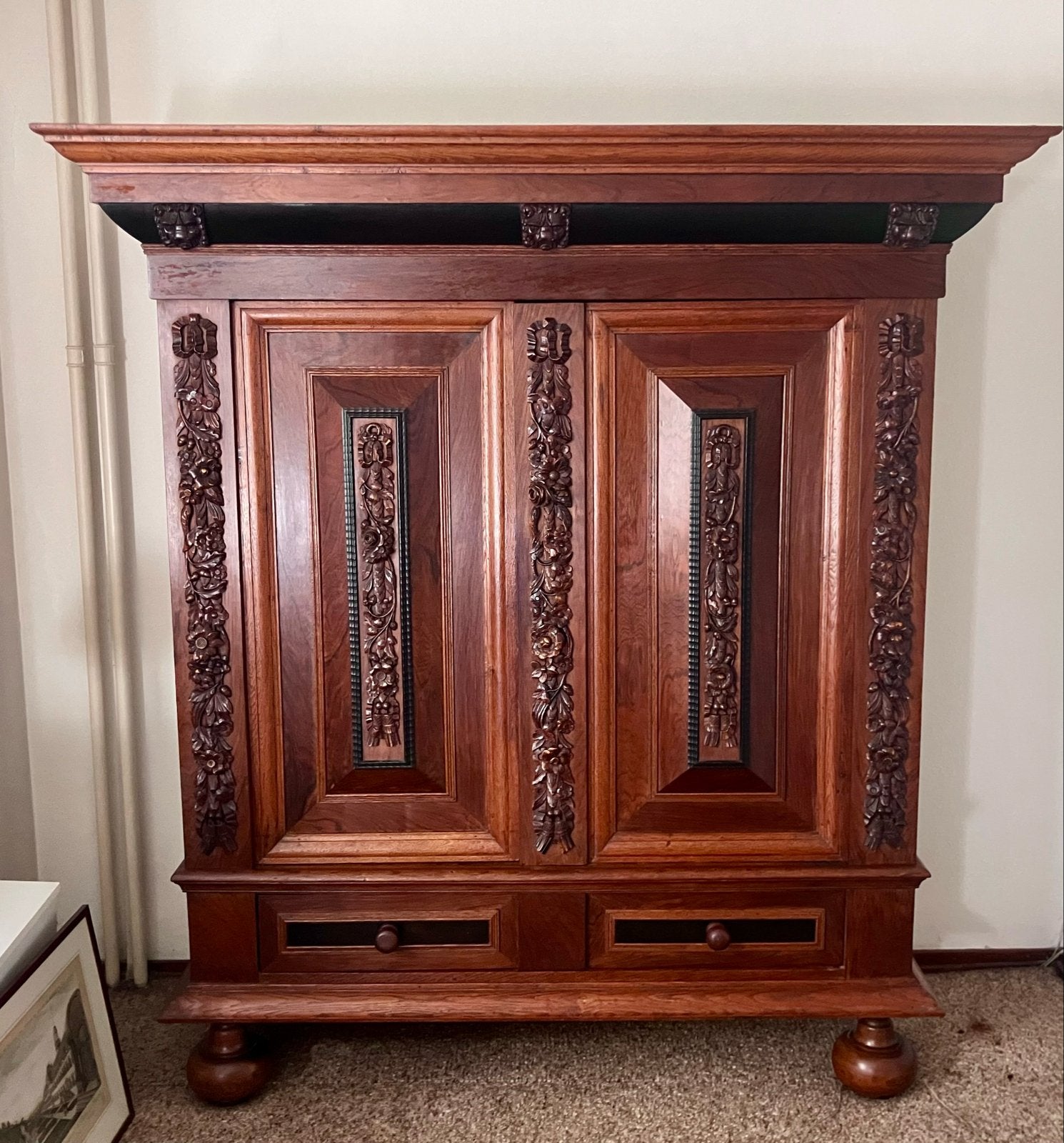 Antieke houten kast met gedetailleerd houtsnijwerk, Antiek en Kunst, Ophalen