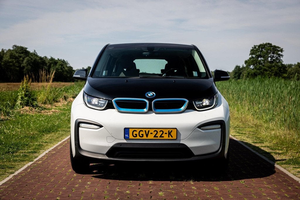 BMW i3 Basis 120Ah 42 kWh Warmtepomp LED 20 inch, Auto's, BMW, Gebruikt, 4 stoelen, 258 min, Wit