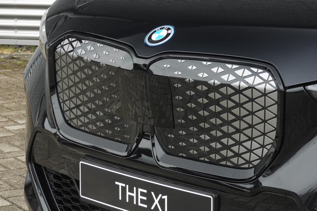 BMW iX1 xDrive30 M Sport / Panoramadak / Sportstoelen / Acht, Automaat, Zwart, Zwart, 1985 kg