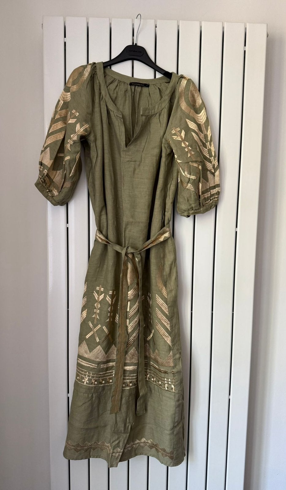 GREEK ARCHAIC KORI - Maxi Groen | Goud Jurk | S, Kleding | Dames, Ophalen of Verzenden, Zo goed als nieuw, Maat 36 (S), Onder de knie