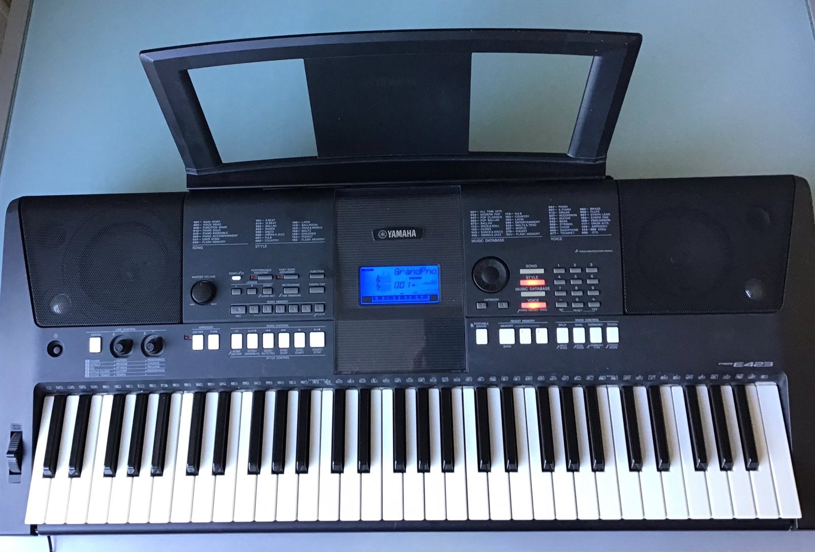 Yamaha PSR-E423 Keyboard met stabiele standaard en accessoir, Ophalen, 61 toetsen, Yamaha, Met standaard