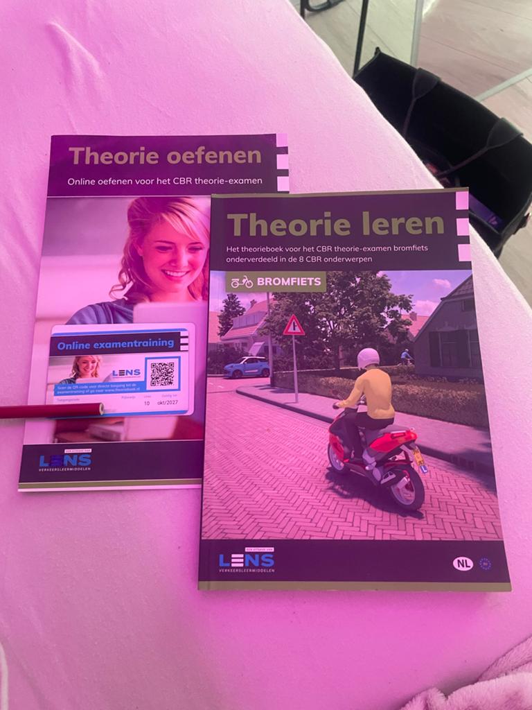 CBR Theorieboek en Oefenboek Bromfiets (Lens), Ophalen of Verzenden, Zo goed als nieuw