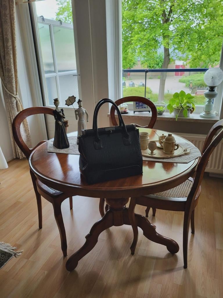 Antieke eethoek: ronde tafel met vier stoelen, Ophalen