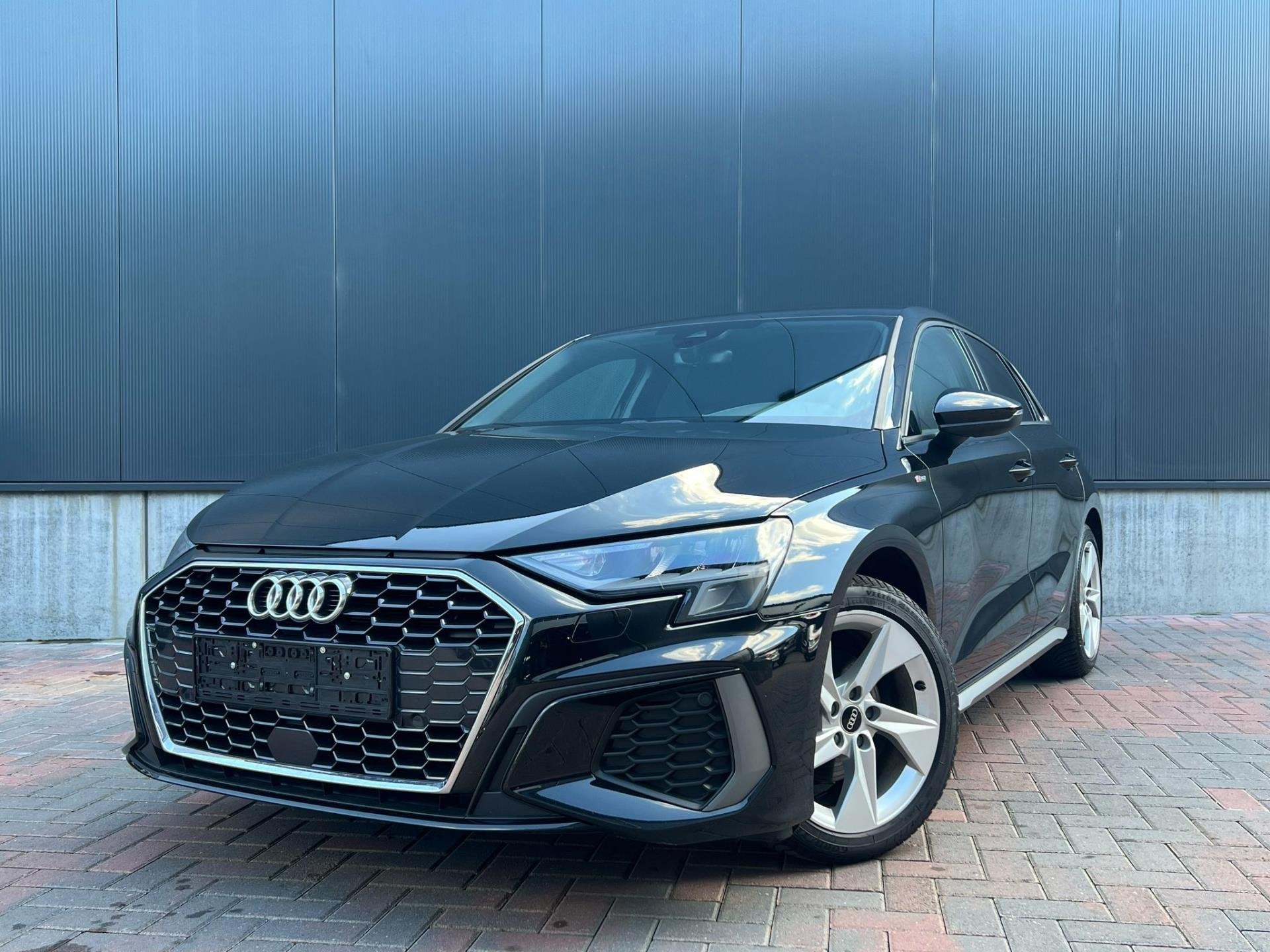 Audi A3 Sportback 30 TFSI S-edition *Navi * Cruise * Carplay, Stof, Gebruikt, Zwart, Zwart