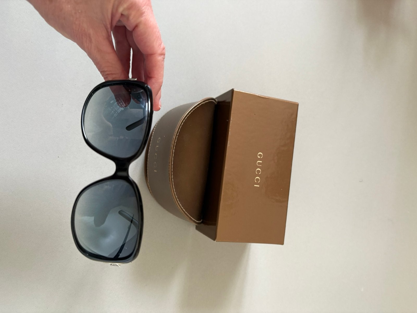 Zwarte Gucci dames zonnebril gekocht bij Akkerman Rotterdam, Ophalen of Verzenden, Zo goed als nieuw, Zwart, Overige merken