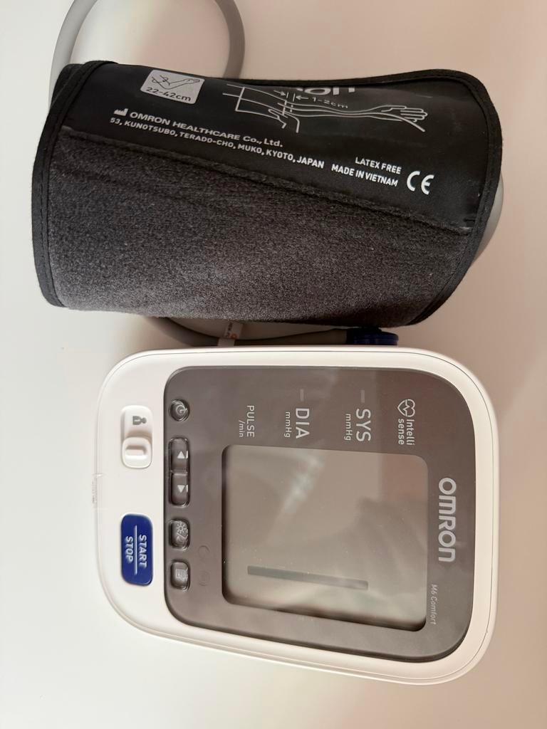 Omron M6 Comfort Bloeddrukmeter met Intelli Wrap Manchet, Fietsen en Brommers, Fietsaccessoires | Fietscomputers, Ophalen of Verzenden