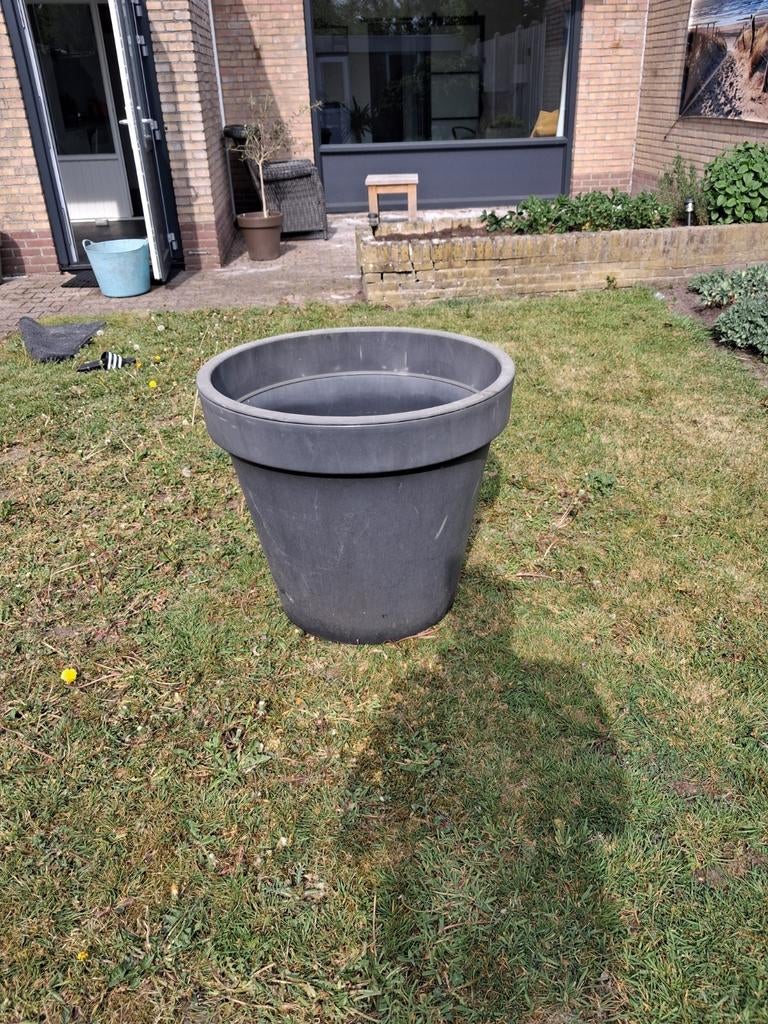 Grote grijze bloempot voor buiten, Kunststof, Gebruikt, Rond, Ophalen of Verzenden