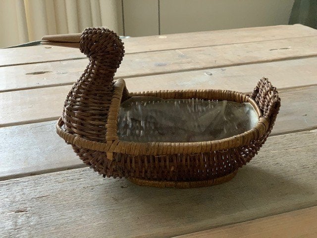 Vintage rieten mandje voor bijv. noten of bloemen. Eend vorm, Ophalen, Gebruikt, Mand, Handgemaakt