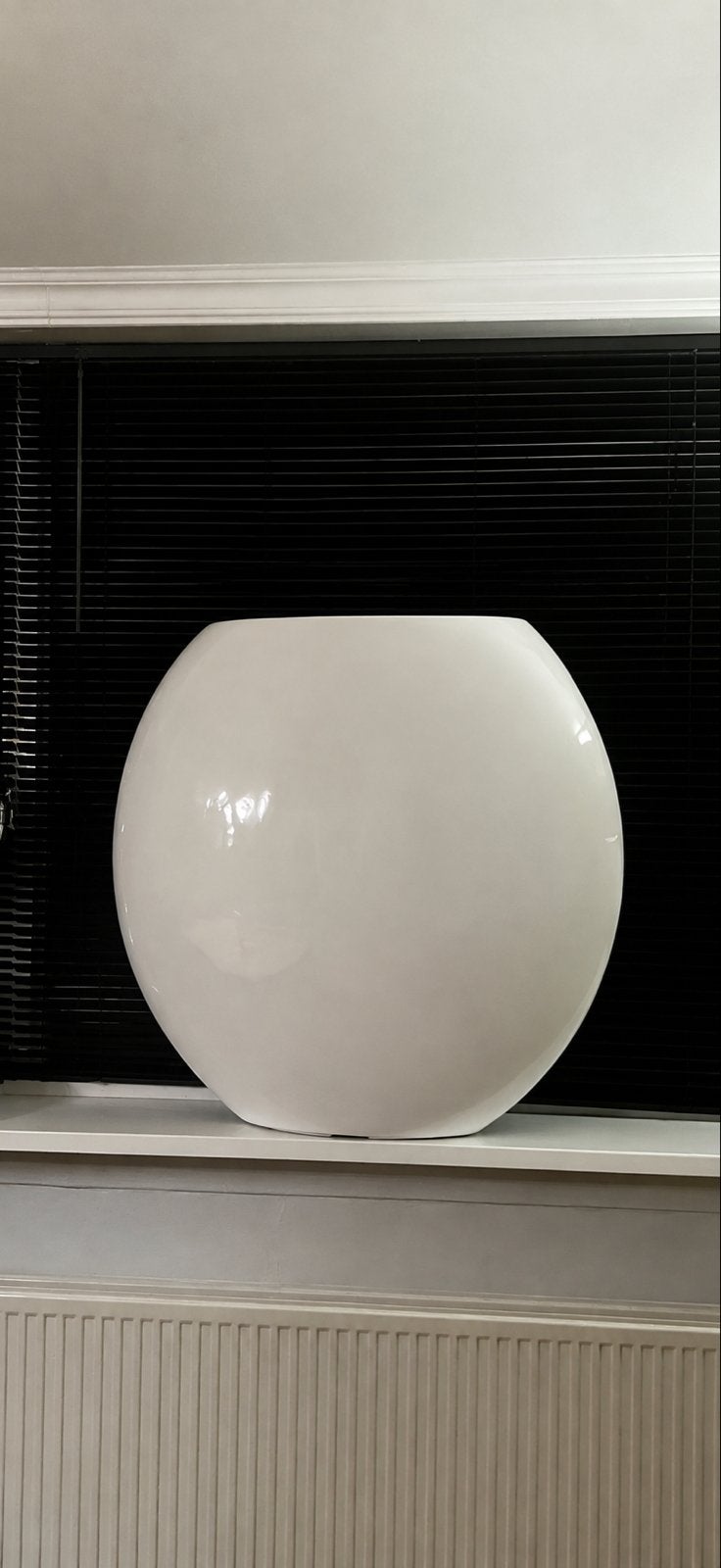 Grote Witte Bolvaas - Stijlvolle Decoratie, Huis en Inrichting, Ophalen, Zo goed als nieuw, Wit, Steen/keramiek
