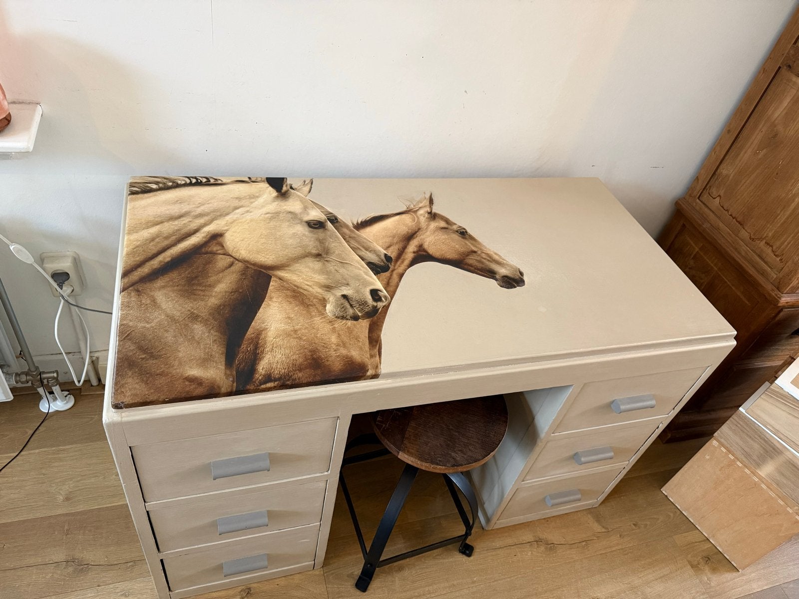 Stevig kinderbureau met paardenprint en lades, Huis en Inrichting, Ophalen, Gebruikt, Kinderbureau, Beige