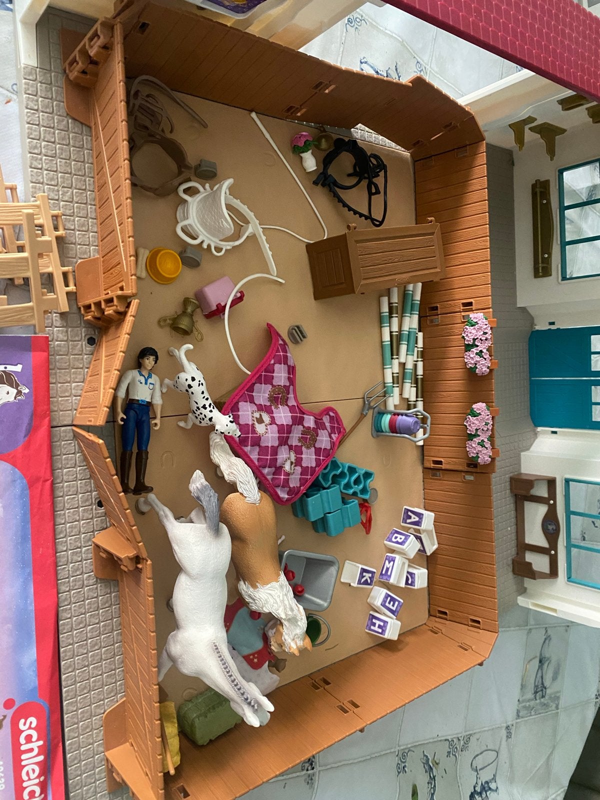 Schleich Horse Club manege met paarden en accessoires 42639, Ophalen of Verzenden, Gebruikt, Meisje