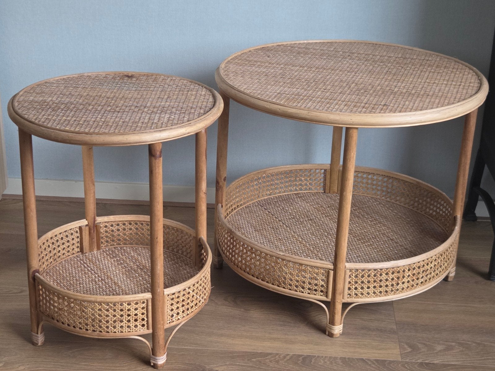 2 rotan bijzettafels, Huis en Inrichting, Tafels | Bijzettafels, Gebruikt, Rond, 55 tot 75 cm, Boheems, Rotan, Natuurlijk