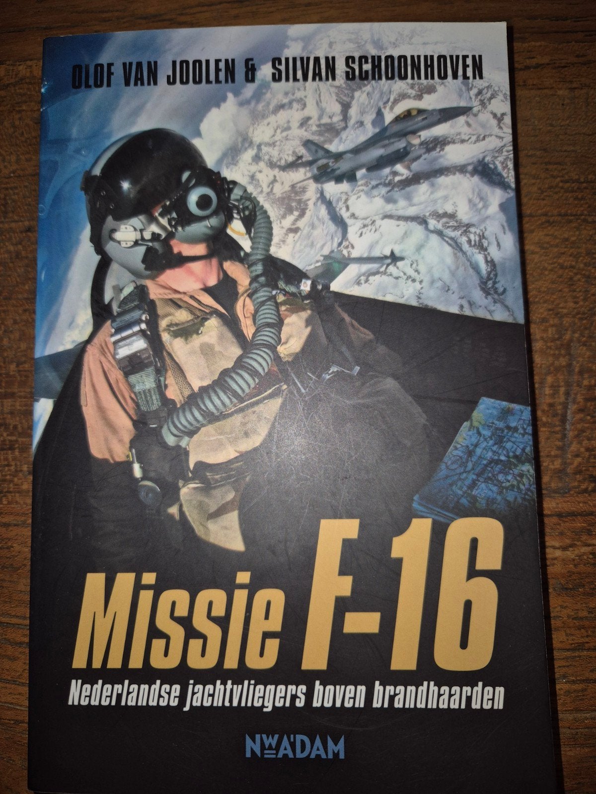 Missie F-16: Nederlandse jachtvliegers boven brandhaarden, Boeken, Gelezen, Ophalen of Verzenden, 1945 tot heden, Olof van Joolen & Silvan Schoonhoven
