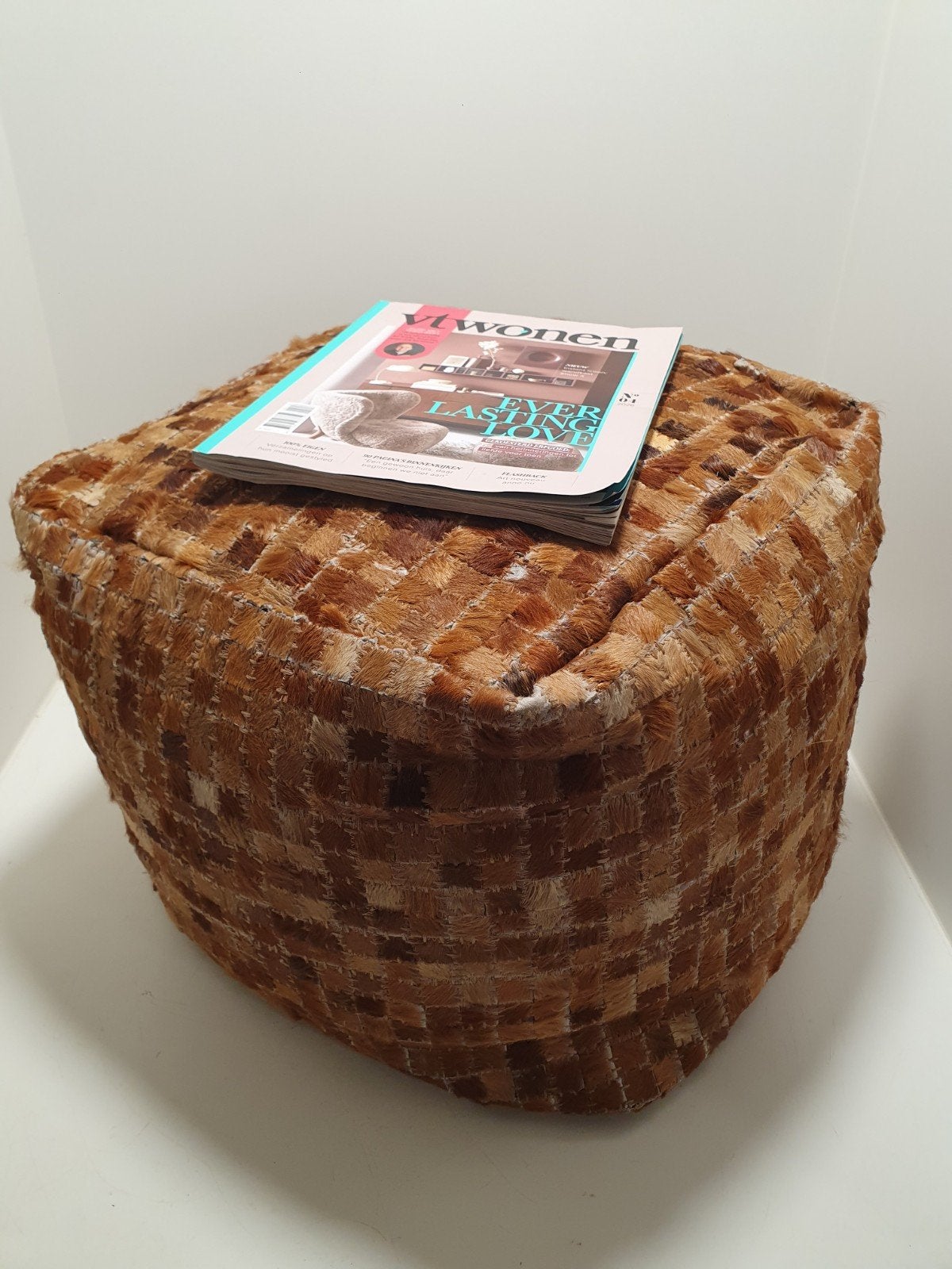 Vintage poef patchwork koeienhuid, Huis en Inrichting, Woonaccessoires | Overige, Gebruikt, Leer, Bruin, Vintage, Ophalen of Verzenden