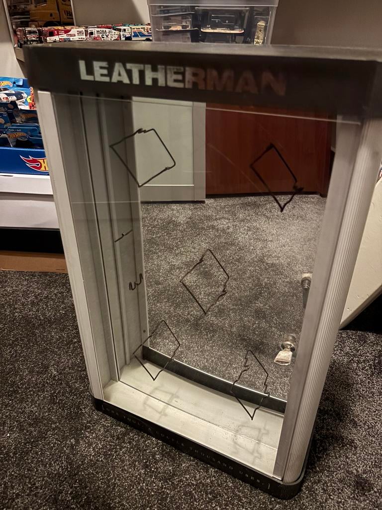 Vitrine kast leatherman, Ophalen, Zo goed als nieuw, Reclamebord