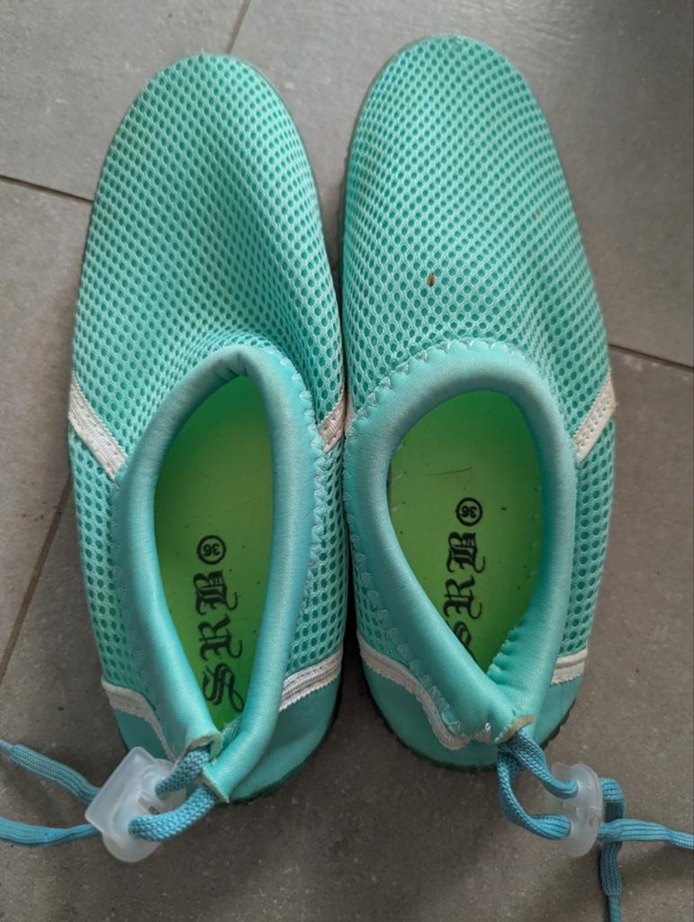 Waterschoenen, klompen, laarzen, Ophalen