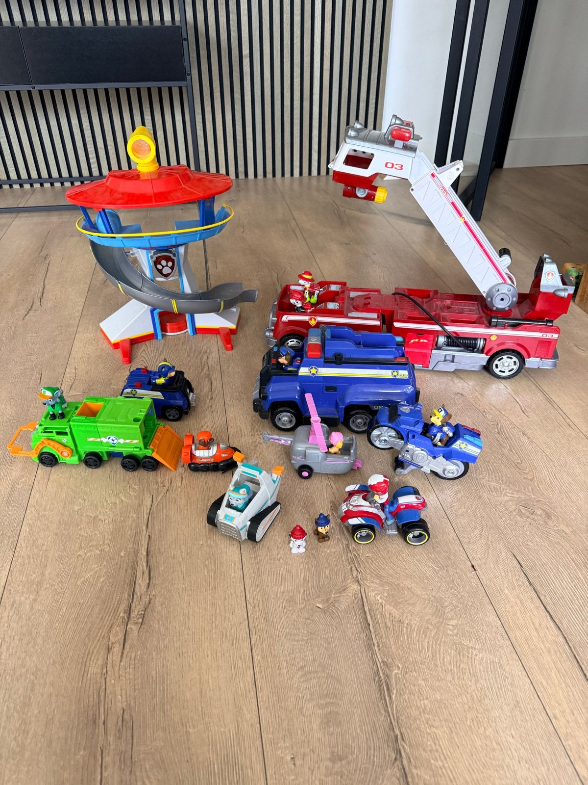 Grote Paw Patrol speelgoedset met uitkijktoren en voertuigen, Kinderen en Baby's, Speelgoed | Actiefiguren, Ophalen, Gebruikt