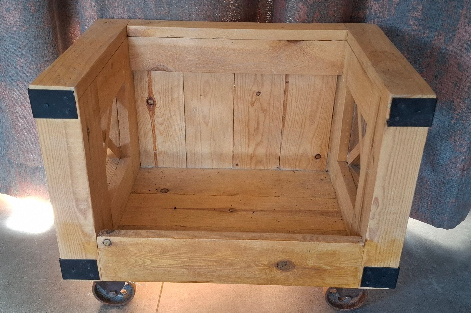 Houten honden "mand" met gietijzeren bokwielen, Ophalen, Zo goed als nieuw