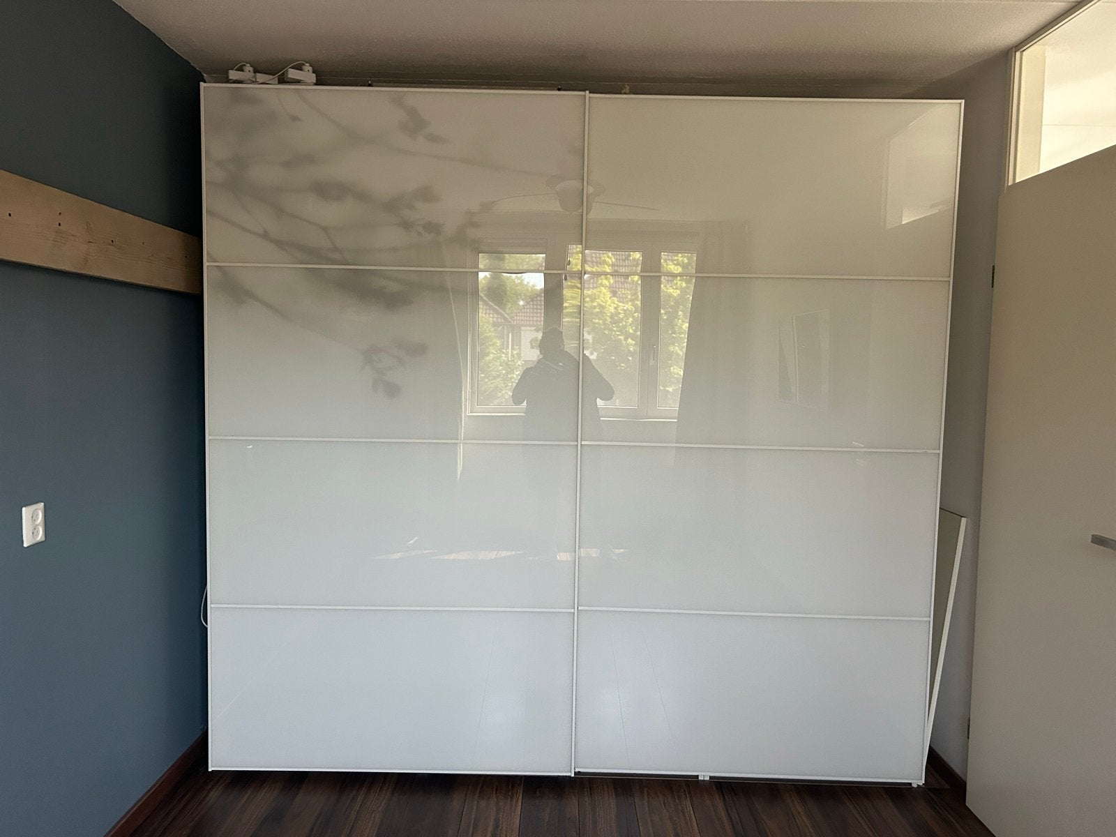 Moderne witte kledingkast met veel opbergruimte, Ophalen, Overige materialen, Gebruikt, 200 cm of meer