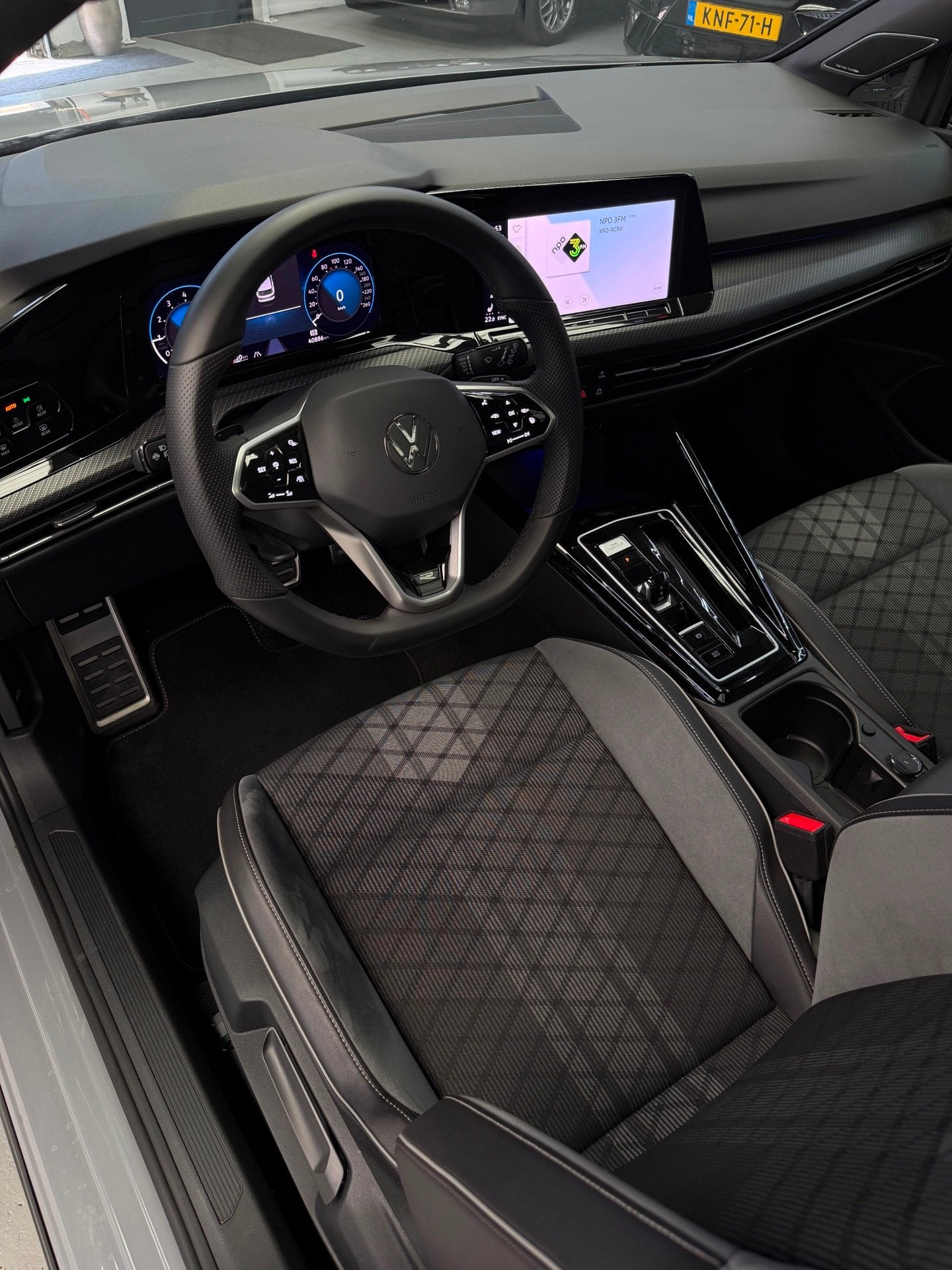 Volkswagen Golf Variant 1.5 eTSI 3x R-Line CarPlay Panorama, Auto's, Zwart, 4 cilinders, Golf Variant, 710 kg