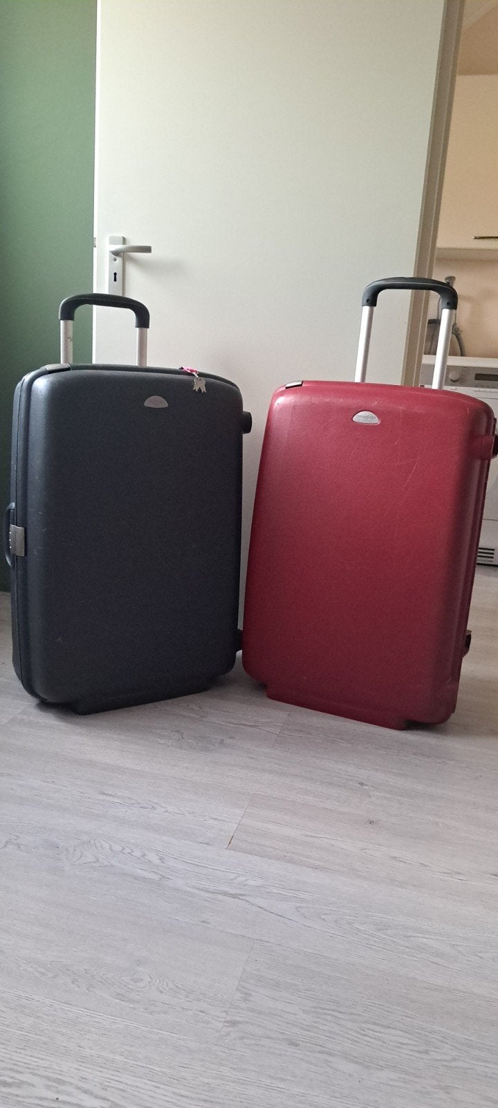 2x Samsonite harde koffers op 2 wieltjes. Grijs en rood, Ophalen, Wieltjes, Gebruikt, Hard kunststof