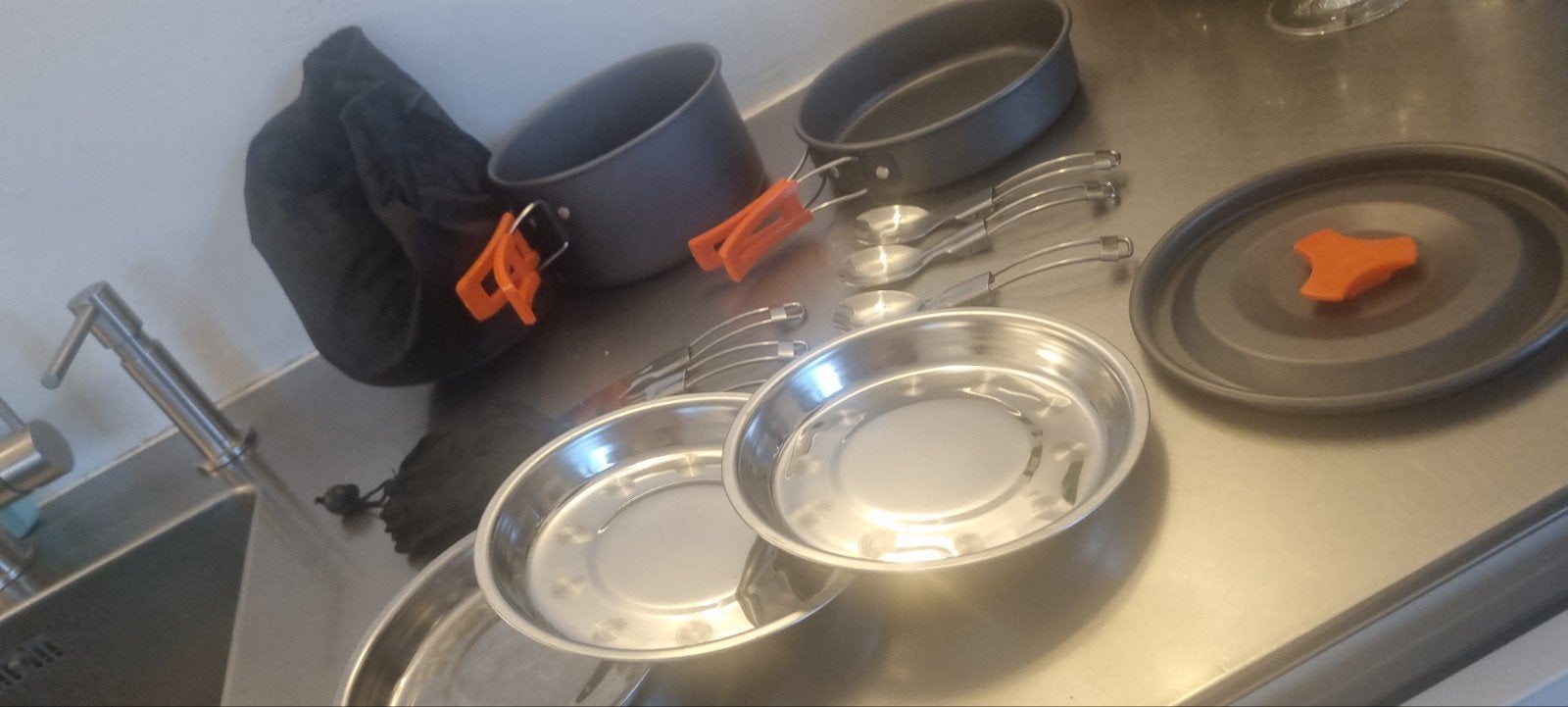 Compacte lichtgewicht pannenset met bestek en borden, Caravans en Kamperen, Ophalen of Verzenden