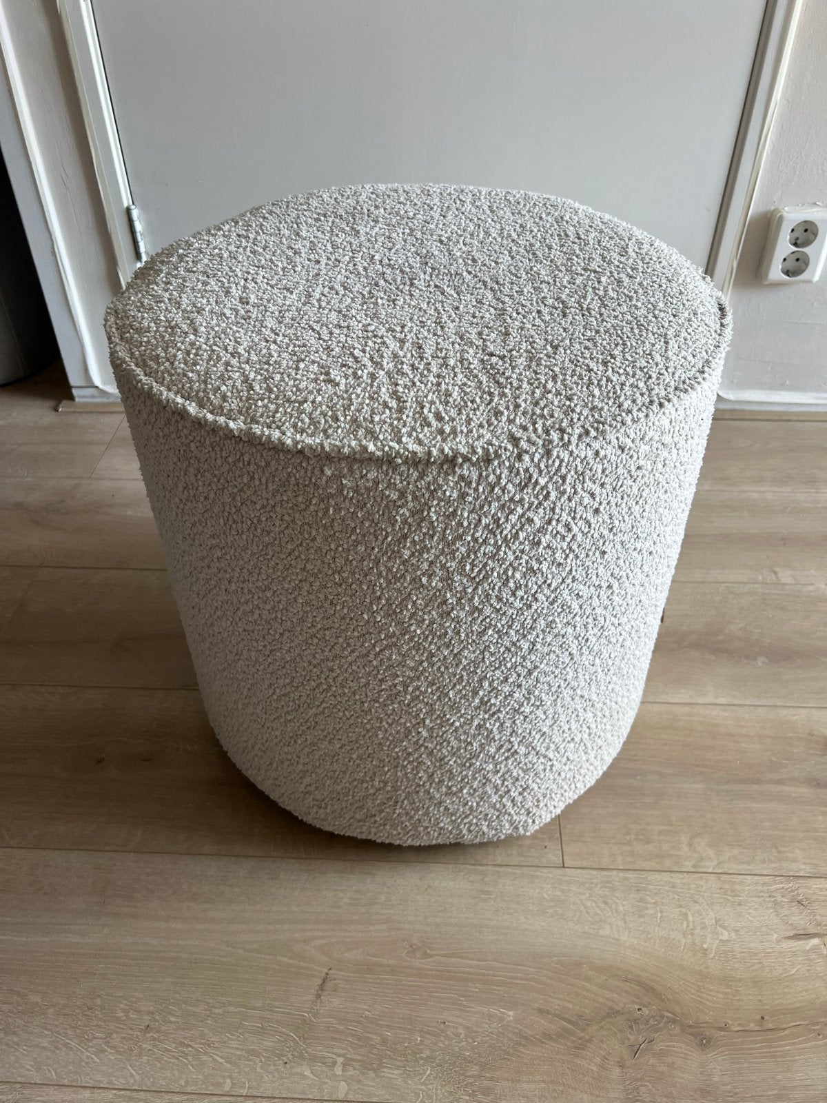 Witte Bouclé Poef van Woood, Ophalen, Minder dan 50 cm, Rond, Zo goed als nieuw