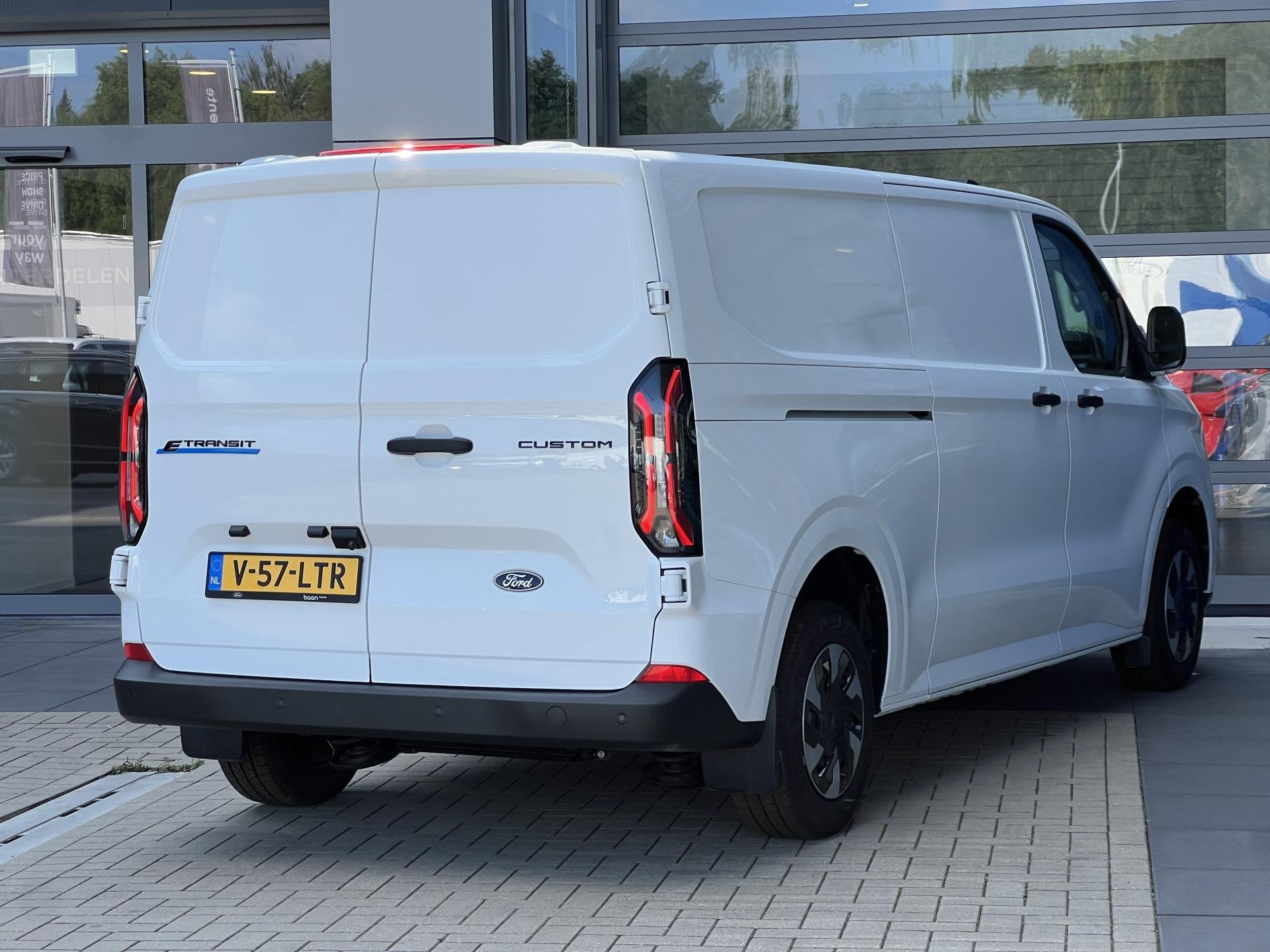 Ford E-Transit Custom 340 L2H1 Trend 65 kWh | Camera | Stoel, Gebruikt, Zwart, 71 kWh, 470 min