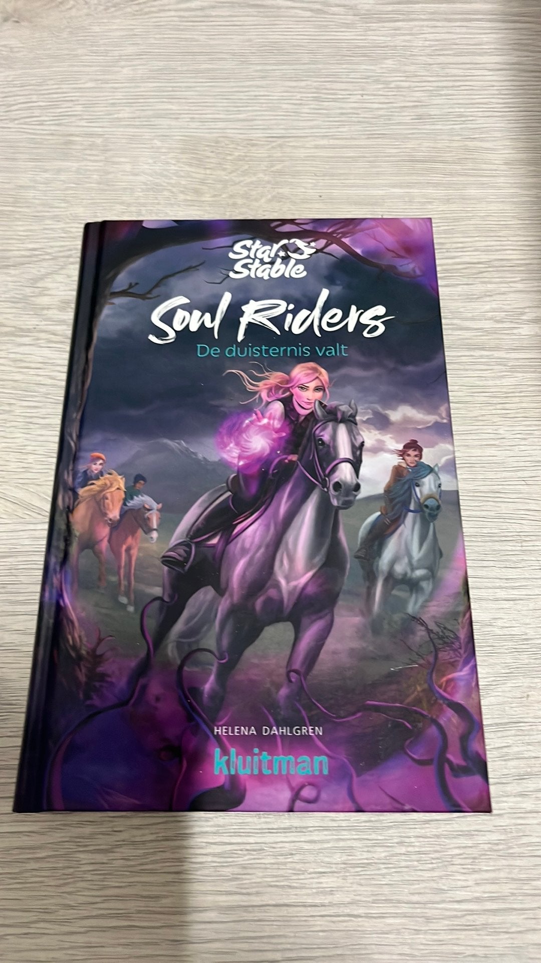 Boek Soul Riders de duisternis valt Star Stable, Ophalen of Verzenden, Nieuw