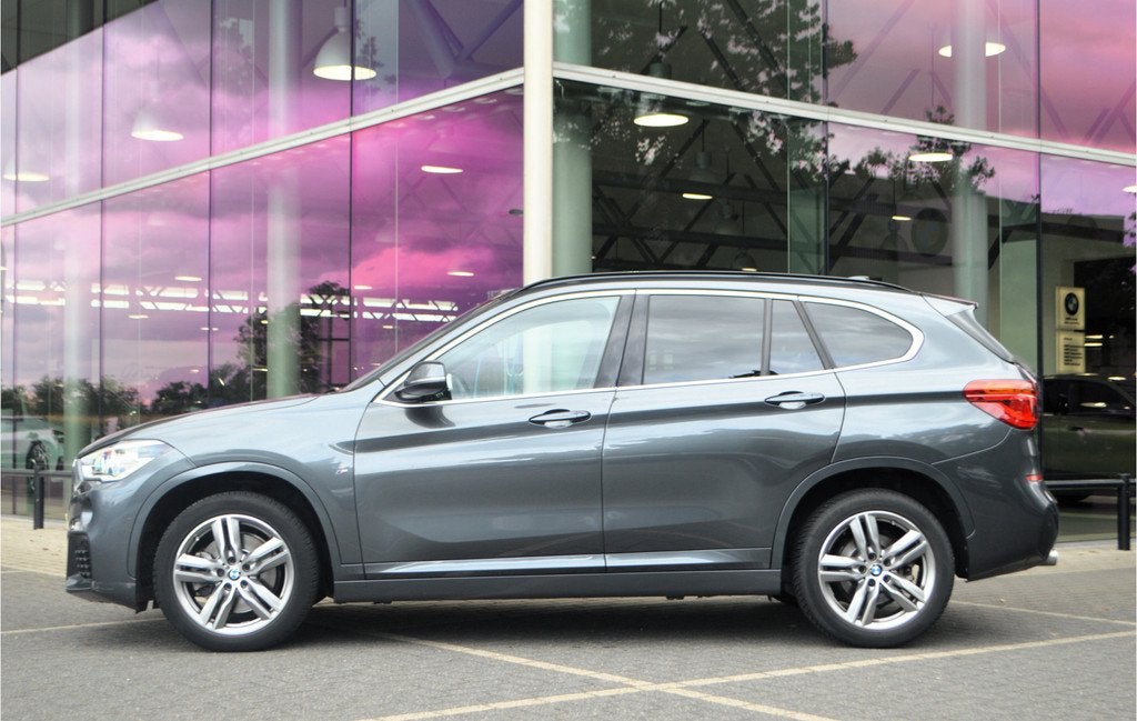 BMW X1 sDrive20i M Sport Automaat / Sportstoelen / Achteruit, 1998 cc, Leder en Stof, Bedrijf, SUV of Terreinwagen