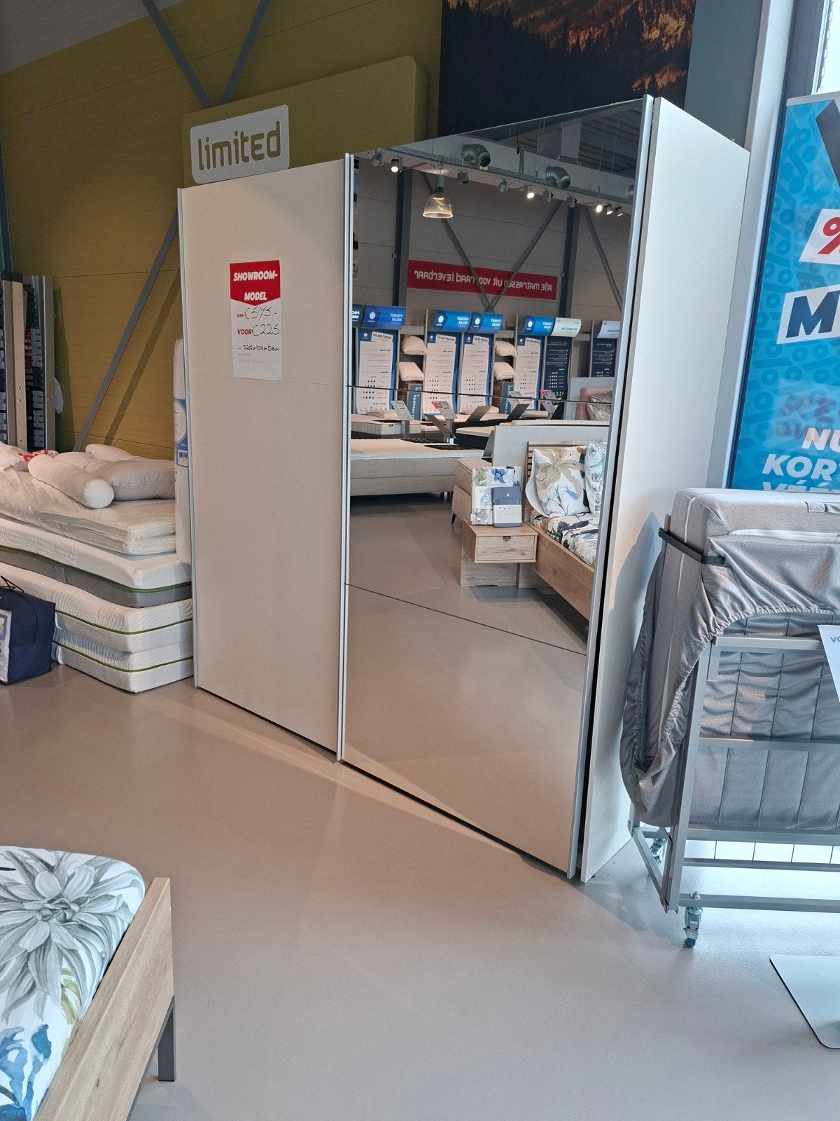 BEDDENREUS MAASTRICHT UITVERKOOP ACTIEKAST, Ophalen, 200 cm of meer, Met plank(en), Zo goed als nieuw