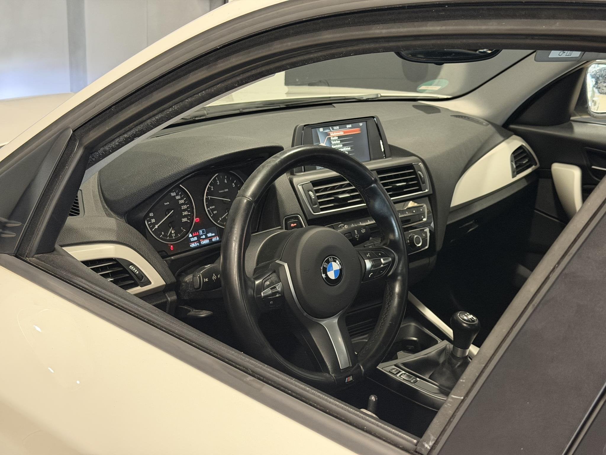 BMW 1-serie 116i Sport | Airco | M-Sport | Parkeersensor |, 1-Serie, Euro 6, Wit, 3 cilinders